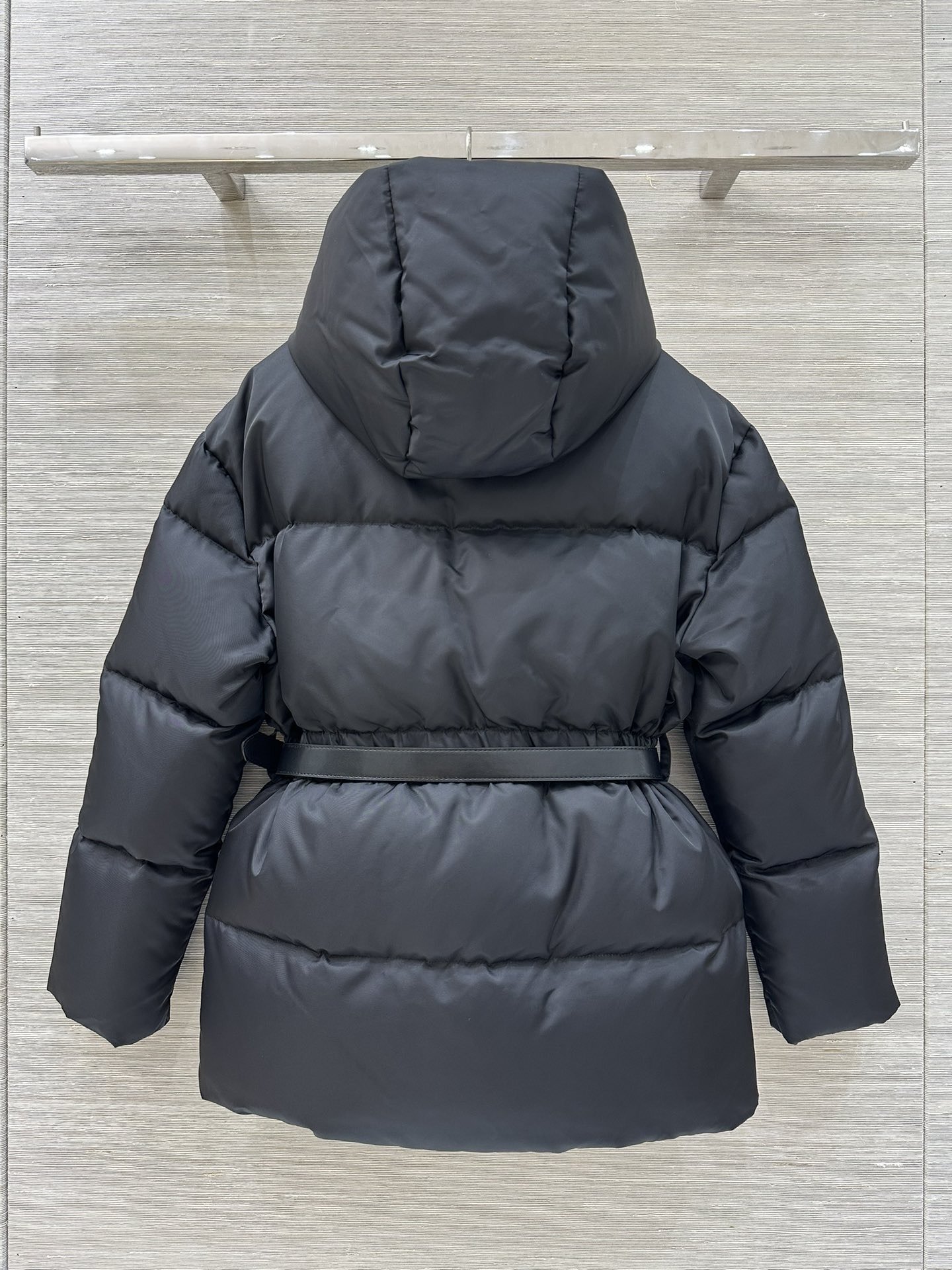 Prada Doudoune ceinturée à capuche et boucle logo – standard – Noir – Femme