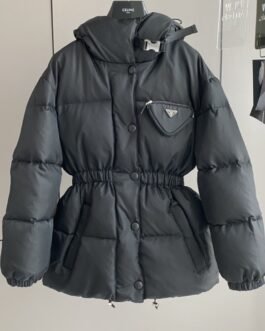 Prada Doudoune courte à capuche avec poche triangle et taille froncée – court – Noir – Femme