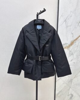Prada Re-Nylon veste blazer ceinturée à logo triangle – court/standard – Noir – Femme