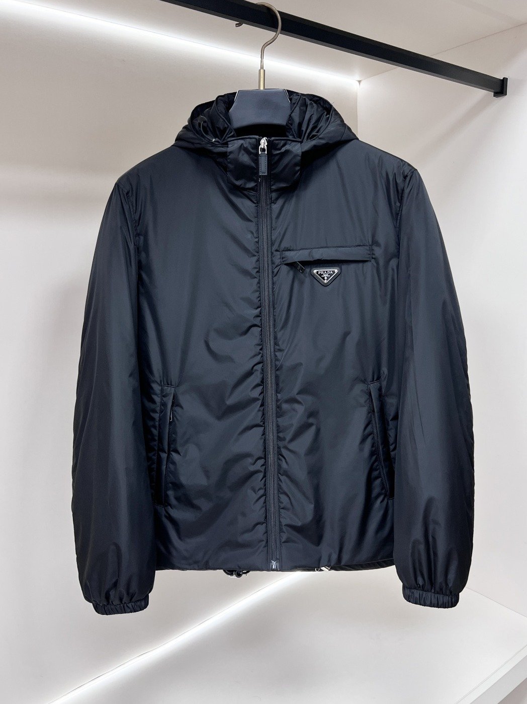 Prada Re-Nylon veste technique à capuche avec poche poitrine zippée – coupe courte/standard – Prune, Noir – Plusieurs coloris…