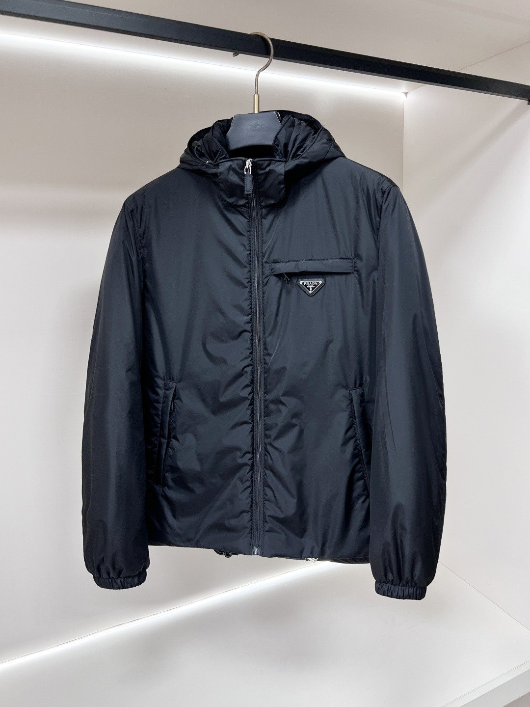 Prada Re-Nylon veste technique à capuche avec poche poitrine zippée – coupe courte/standard – Prune, Noir – Plusieurs coloris…