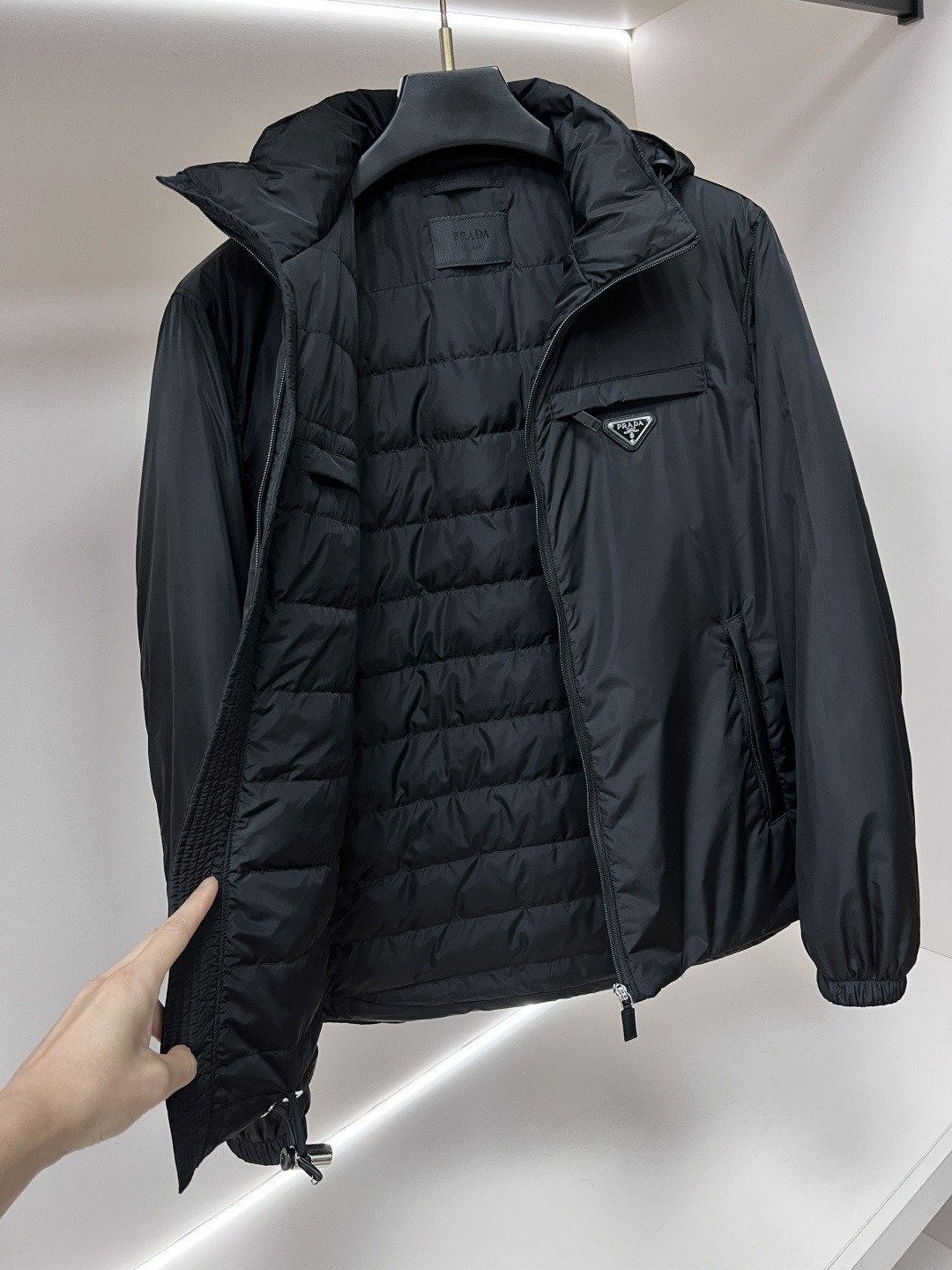 Prada Re-Nylon veste technique à capuche avec poche poitrine zippée – coupe courte/standard – Prune, Noir – Plusieurs coloris…