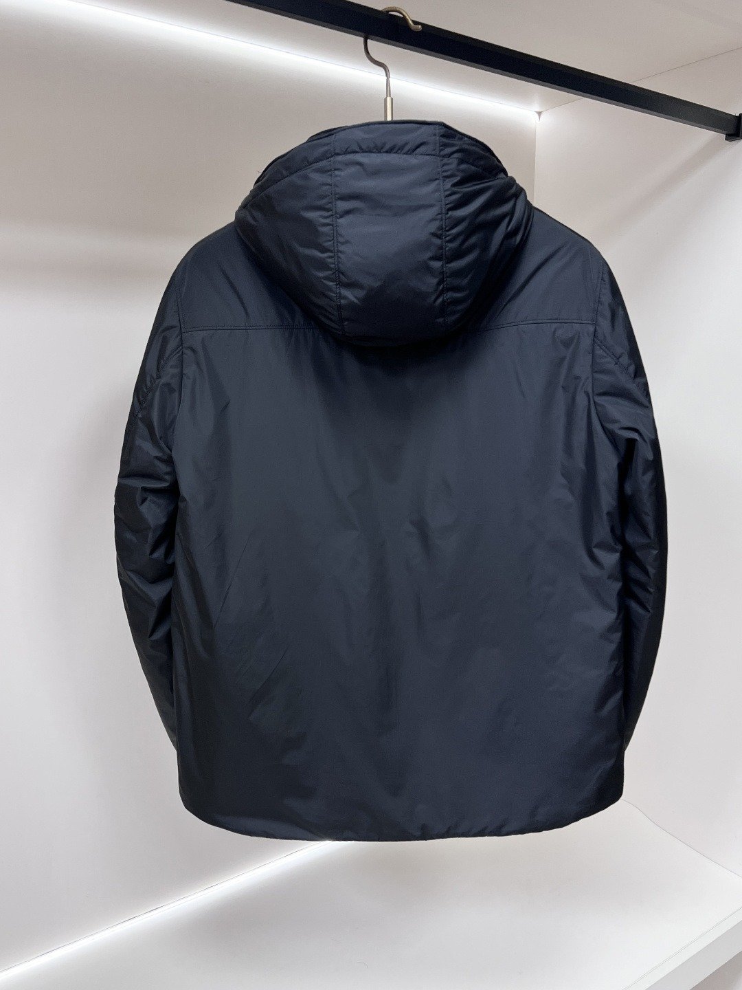 Prada Re-Nylon veste technique à capuche avec poche poitrine zippée – coupe courte/standard – Prune, Noir – Plusieurs coloris…