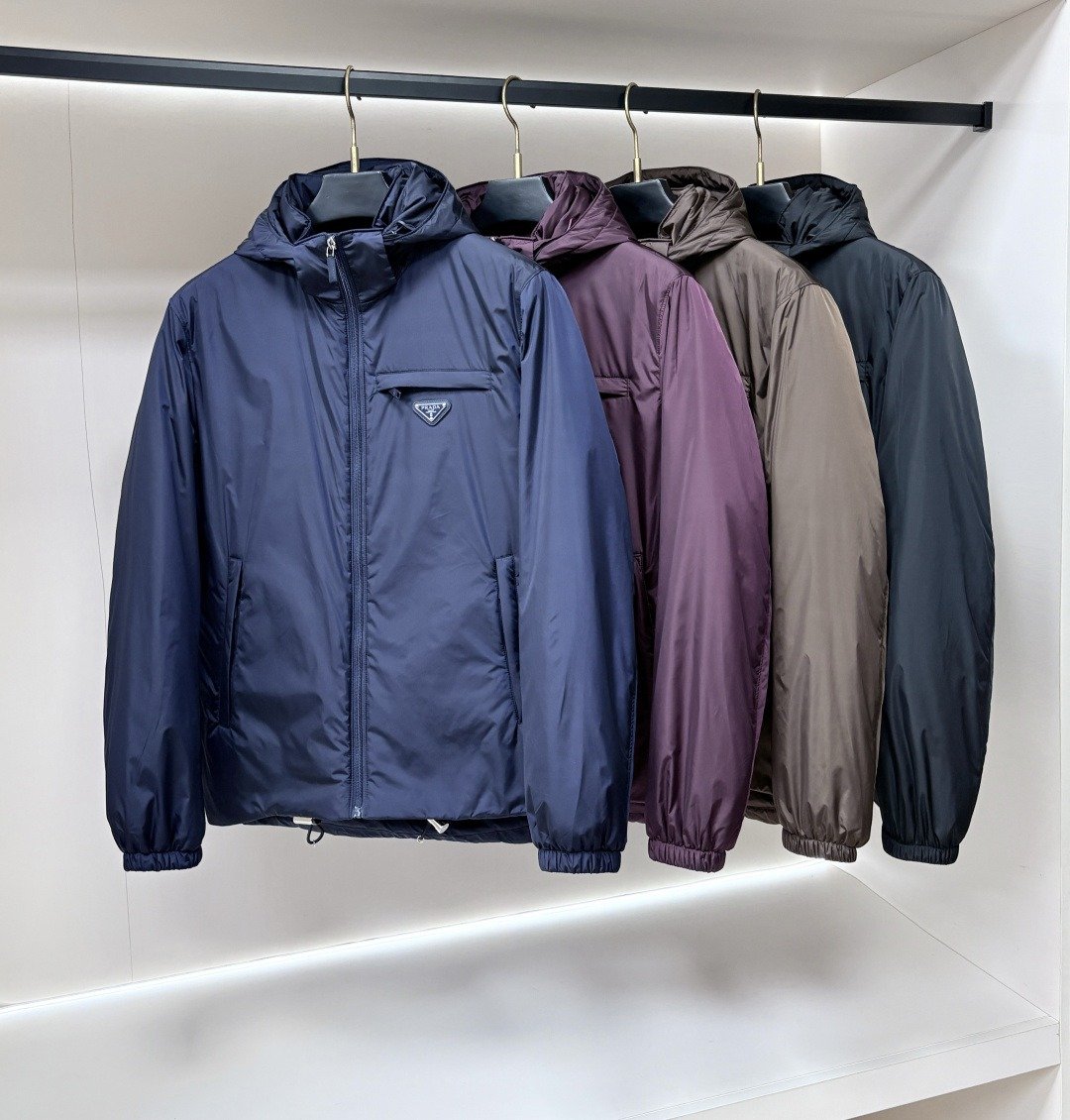 Prada Re-Nylon veste technique à capuche avec poche poitrine zippée – coupe courte/standard – Prune, Noir – Plusieurs coloris…