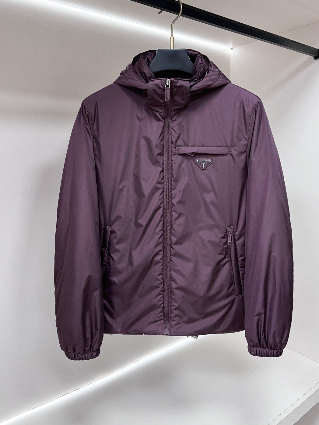 Prada Re-Nylon veste technique à capuche avec poche poitrine zippée – coupe courte/standard – Prune, Noir – Plusieurs coloris…