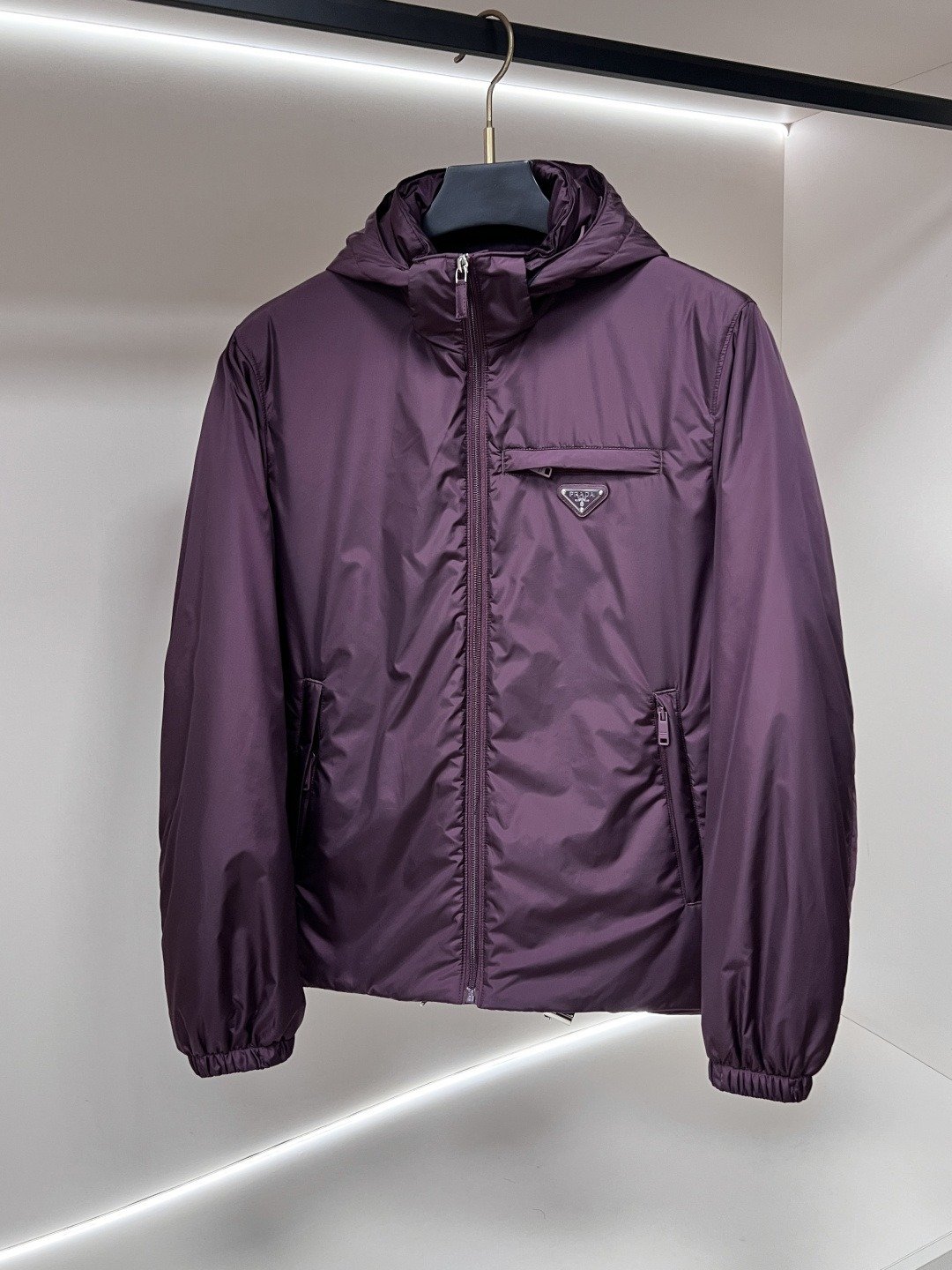 Prada Re-Nylon veste technique à capuche avec poche poitrine zippée – coupe courte/standard – Prune, Noir – Plusieurs coloris…