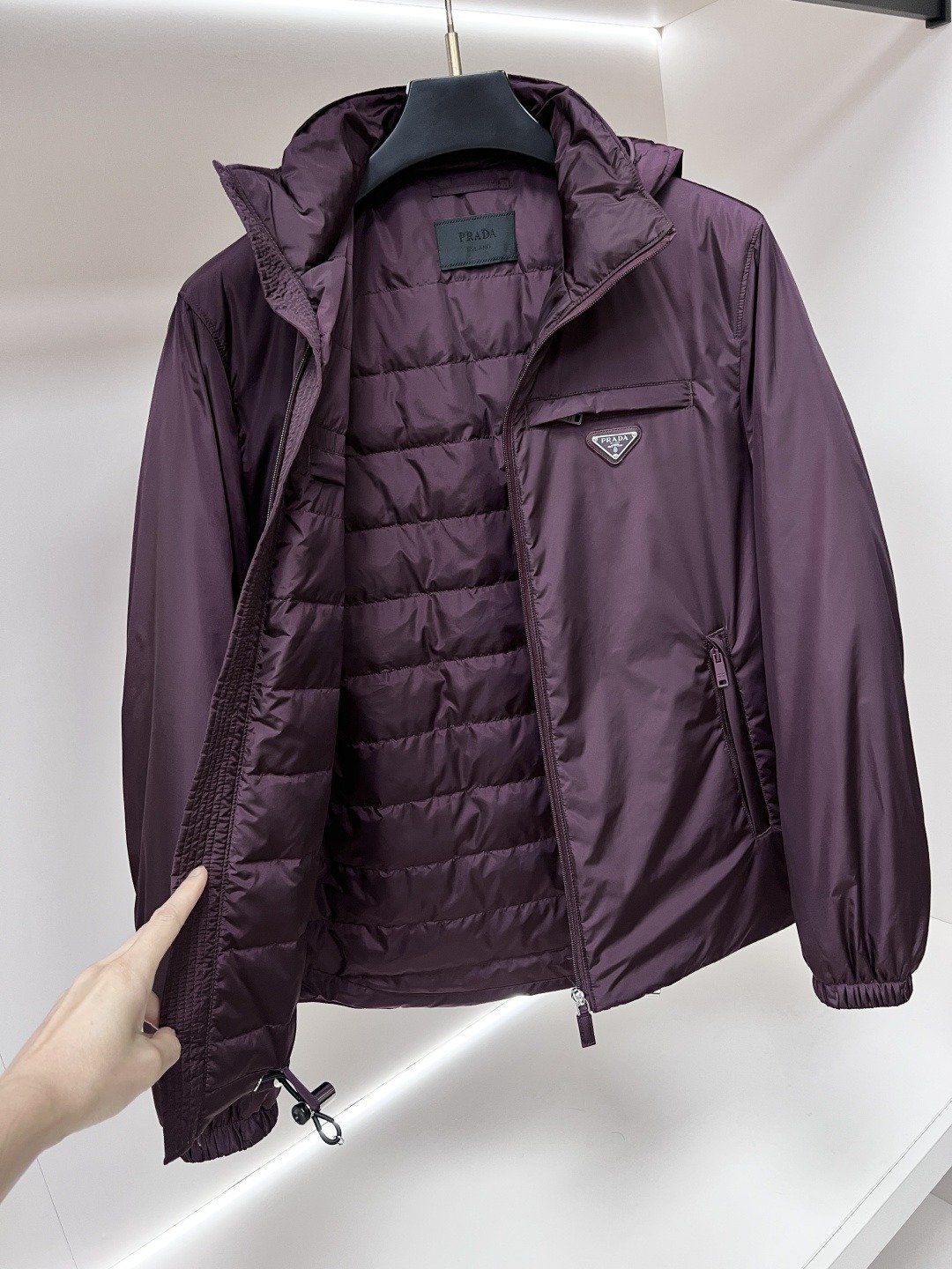 Prada Re-Nylon veste technique à capuche avec poche poitrine zippée – coupe courte/standard – Prune, Noir – Plusieurs coloris…