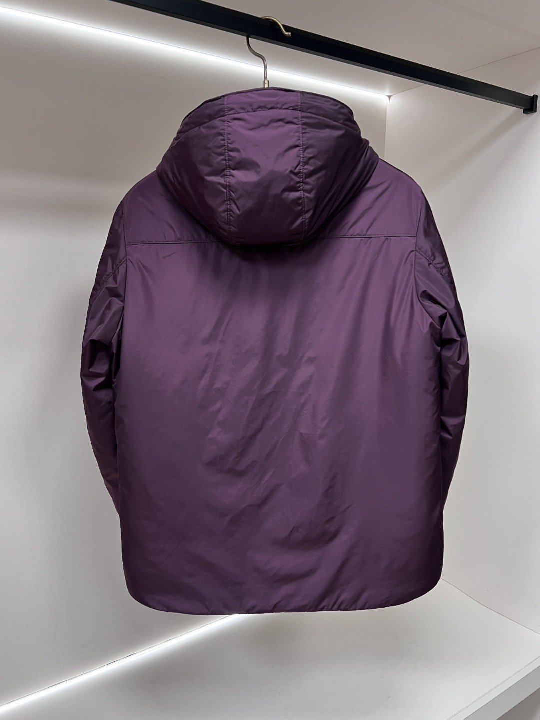 Prada Re-Nylon veste technique à capuche avec poche poitrine zippée – coupe courte/standard – Prune, Noir – Plusieurs coloris…