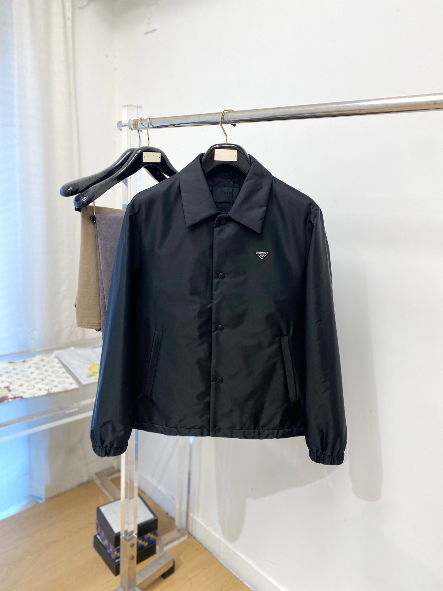 Prada Veste légère à logo Triangle – Noir