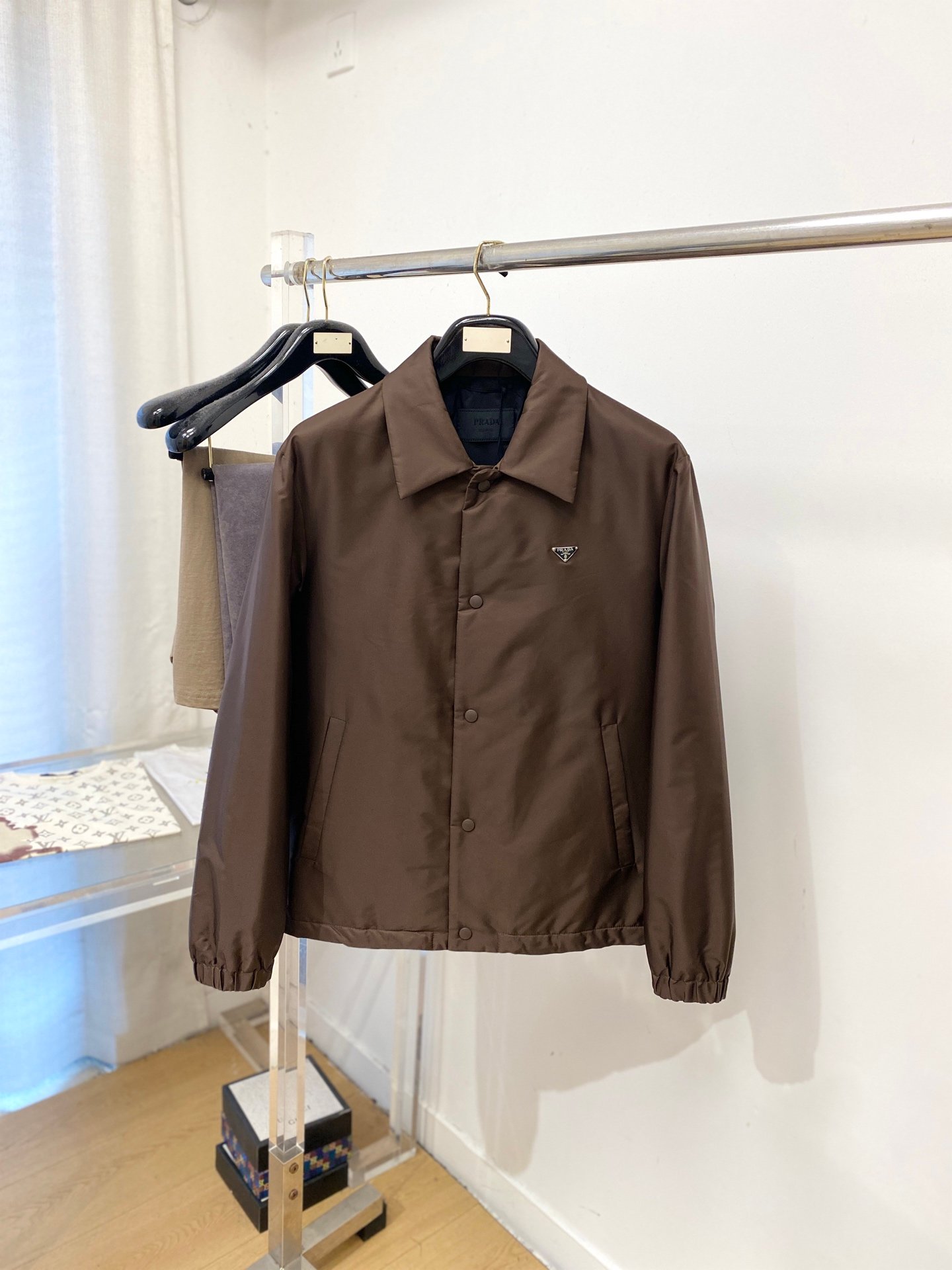 Prada Veste légère à logo Triangle – Taupe