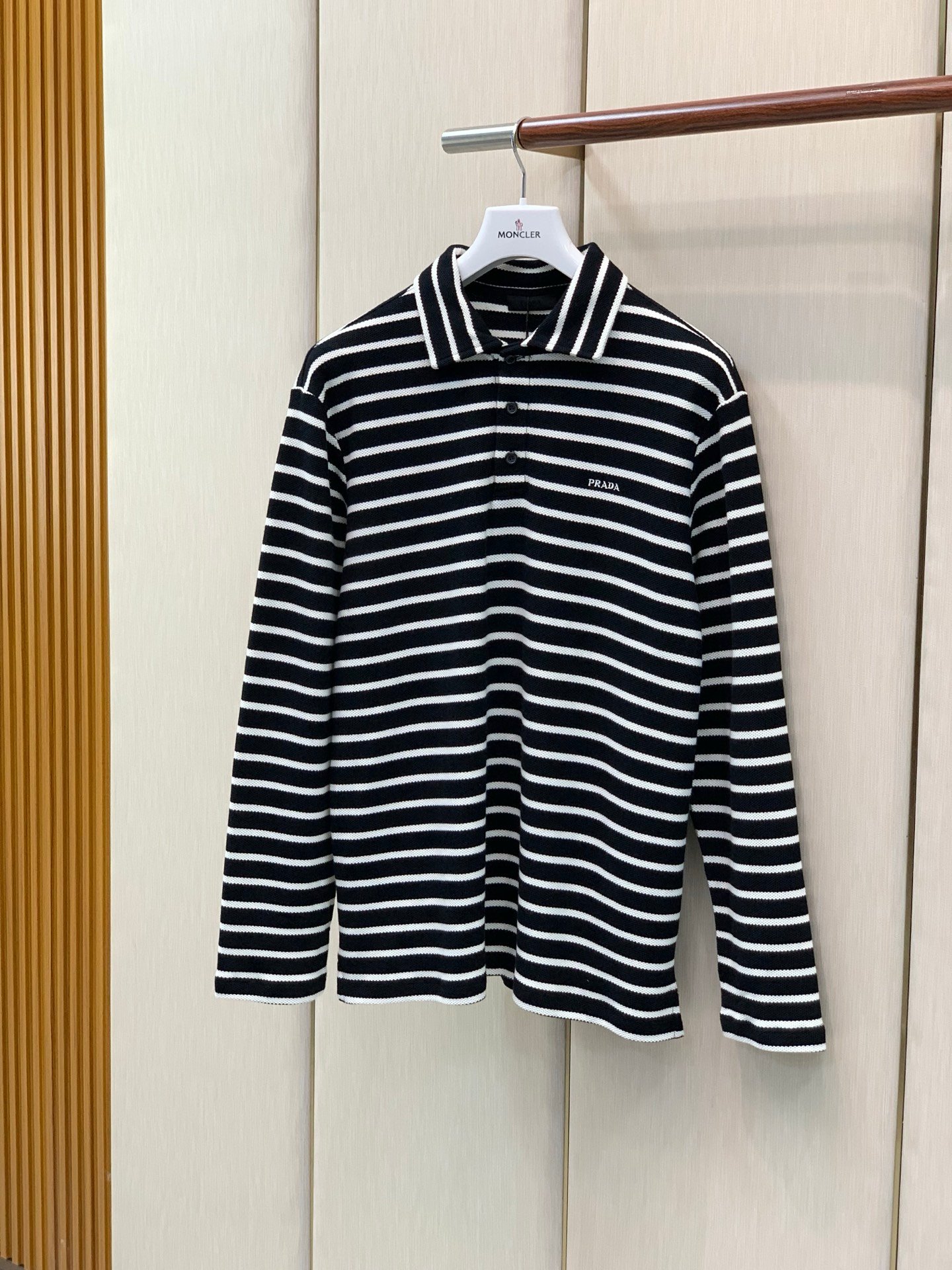 Prada Polo en maille rayée à manches longues Noir et blanc