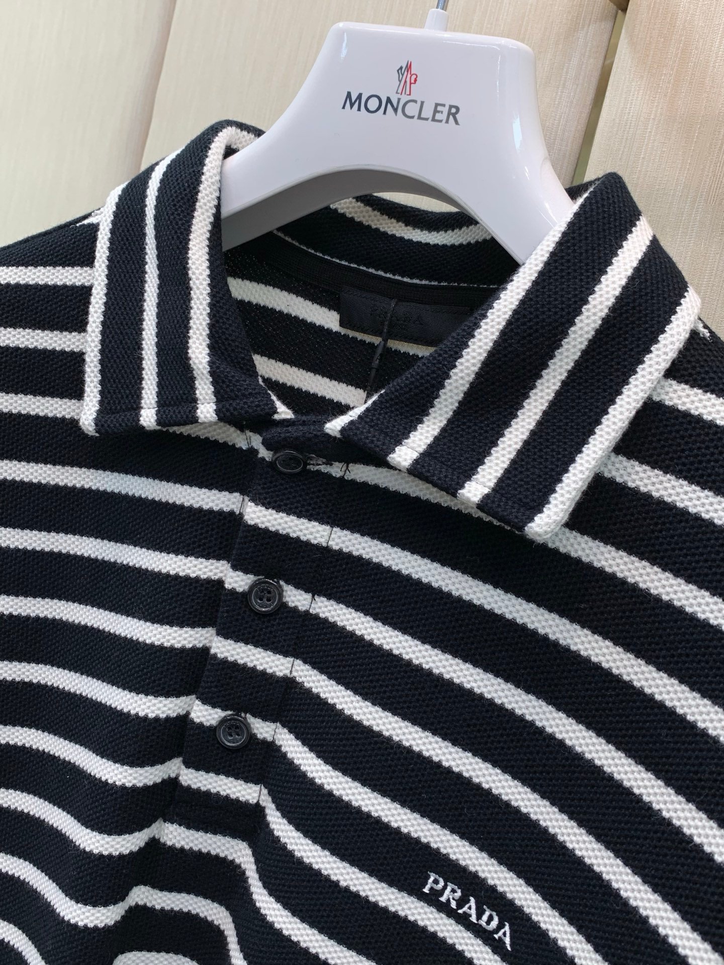 Prada Polo en maille rayée à manches longues Noir et blanc - vue 9