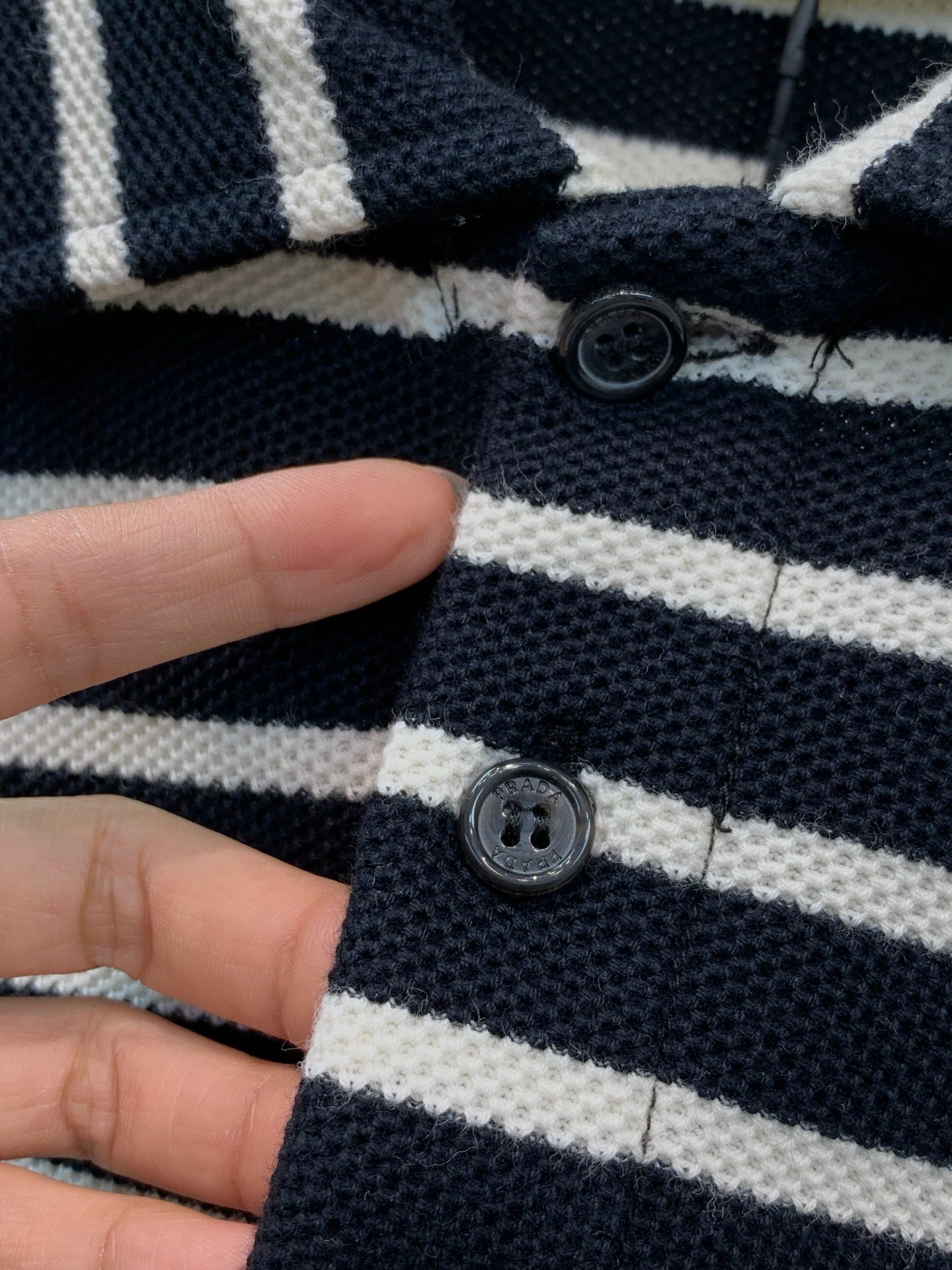 Prada Polo en maille rayée à manches longues Noir et blanc - vue 5