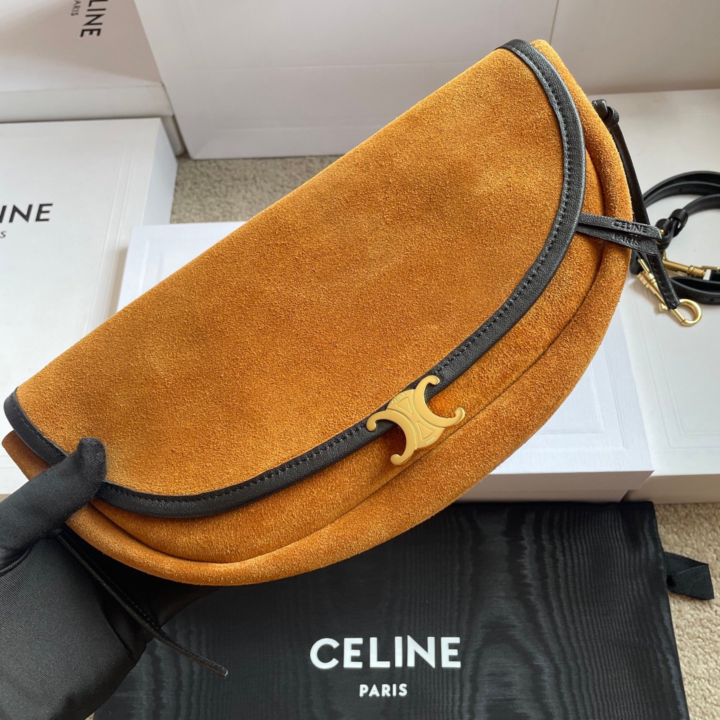 Celine Sac bandoulière à rabat effet daim Camel