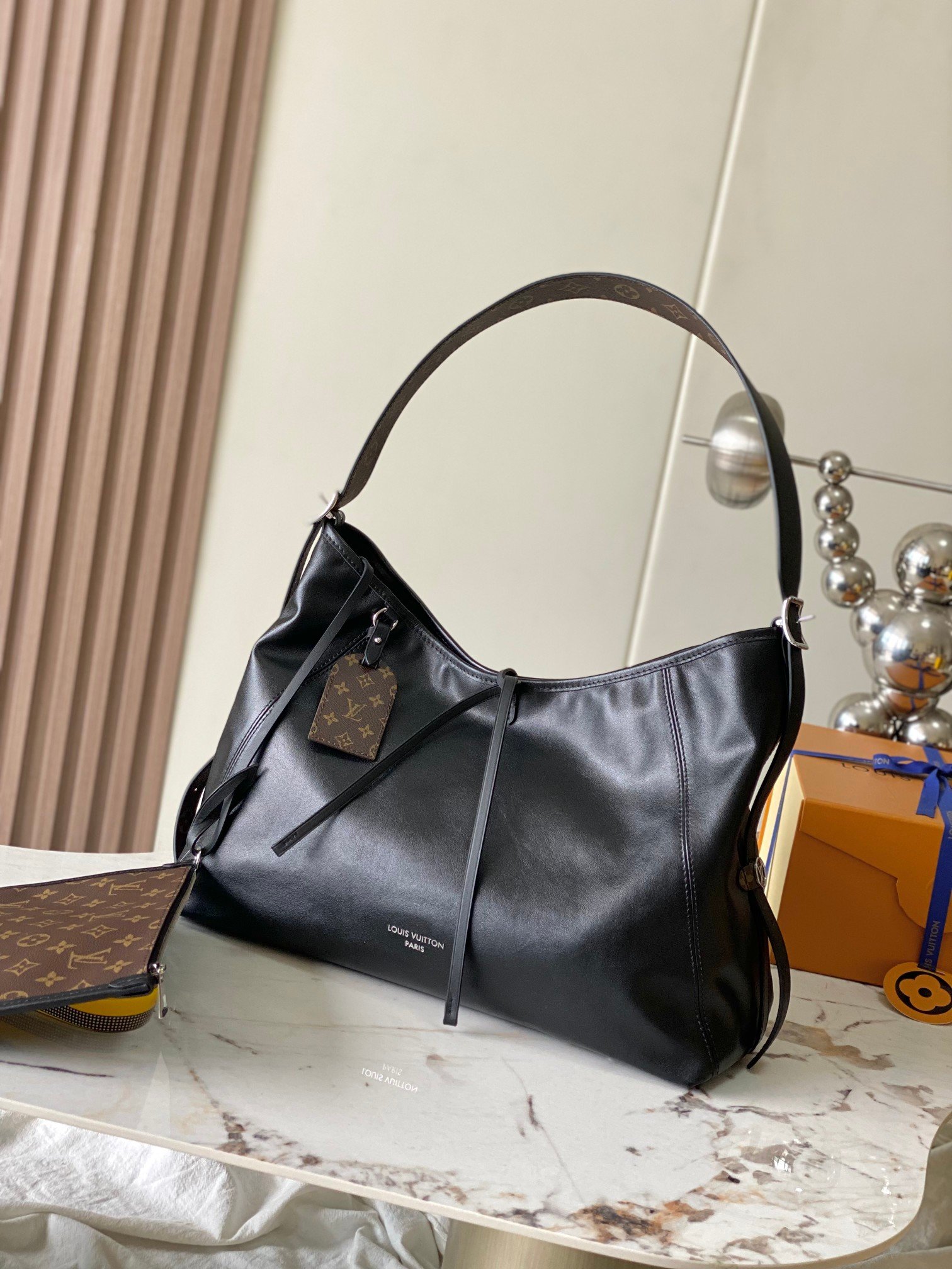 Louis Vuitton Sac épaule souple à détails monogrammés Noir