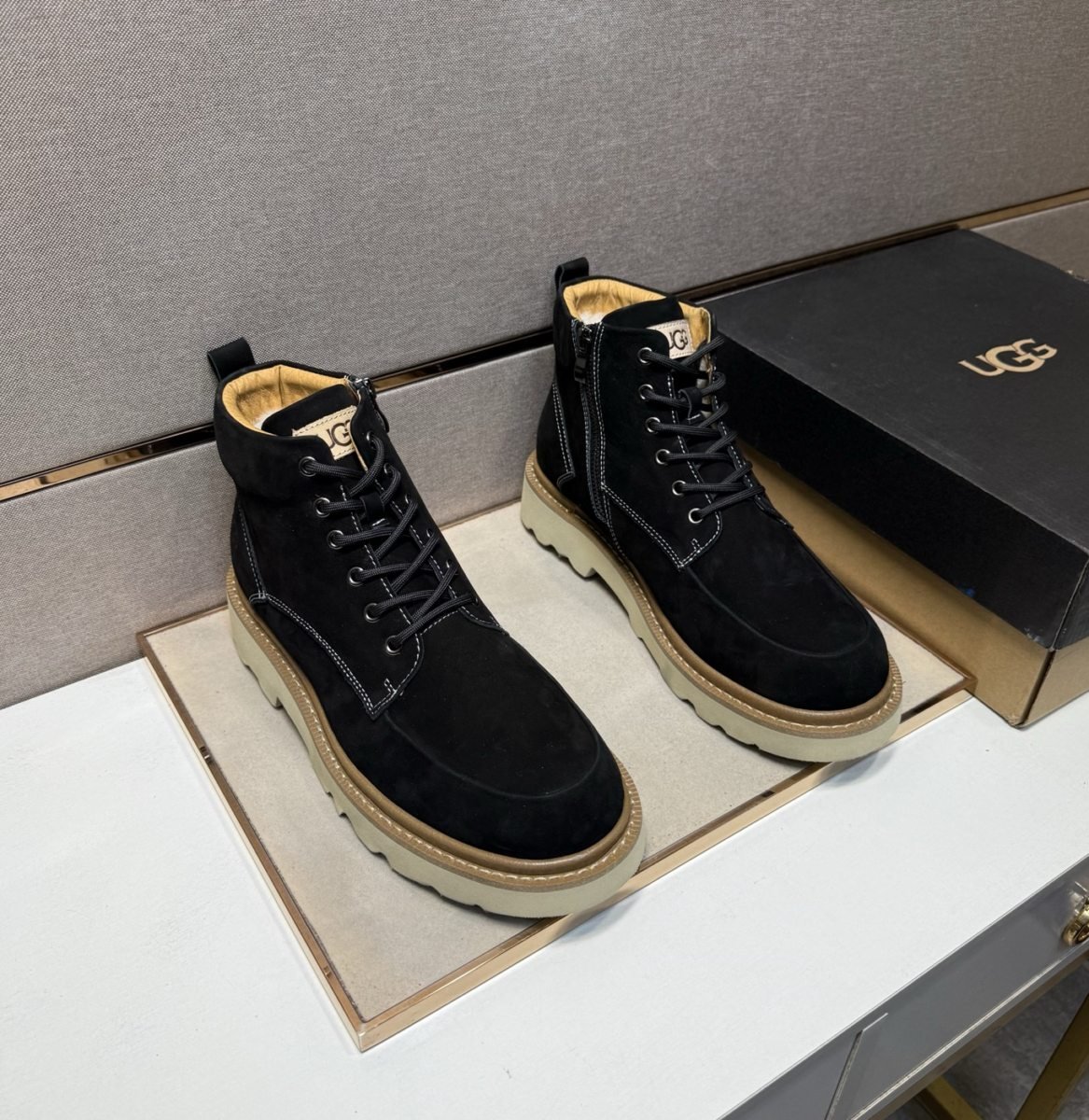 UGG Bottines montantes fourrées à lacets Noir et écru