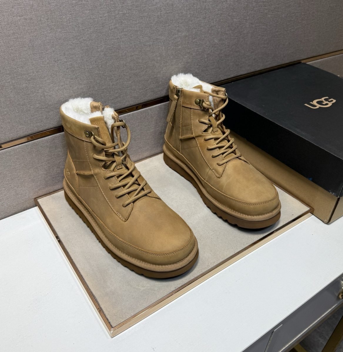 UGG Bottines montantes fourrées à lacets Sable