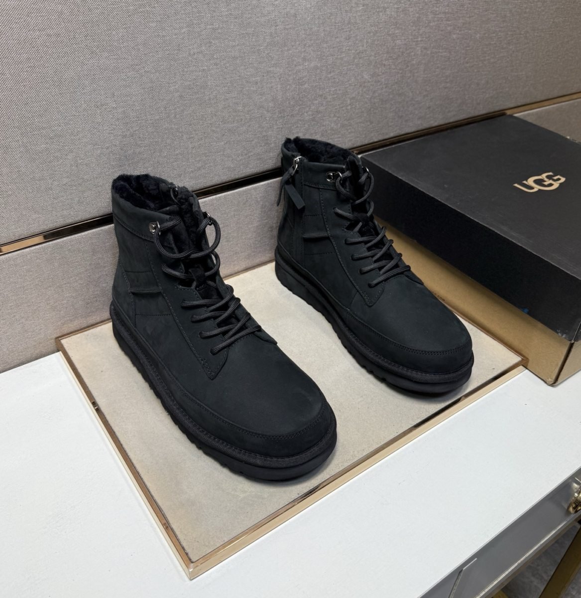 UGG Bottines montantes fourrées à lacets Noir