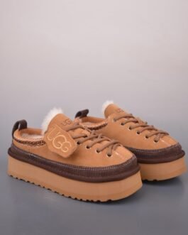 UGG Baskets basses fourrées à lacets et plateforme Camel