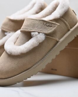 UGG Chaussures basses fourrées à bride autoagrippante Beige et blanc