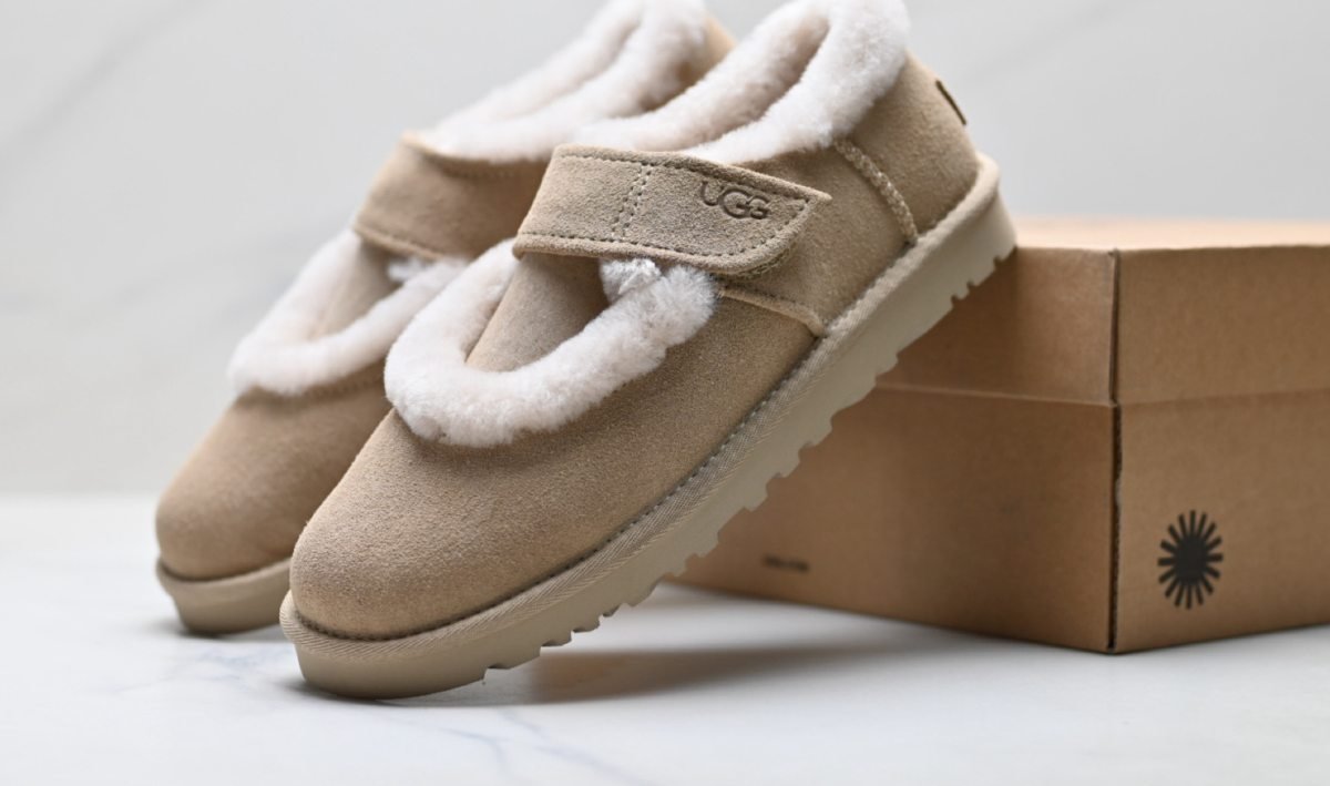 UGG Chaussures basses fourrées à bride autoagrippante Beige et blanc