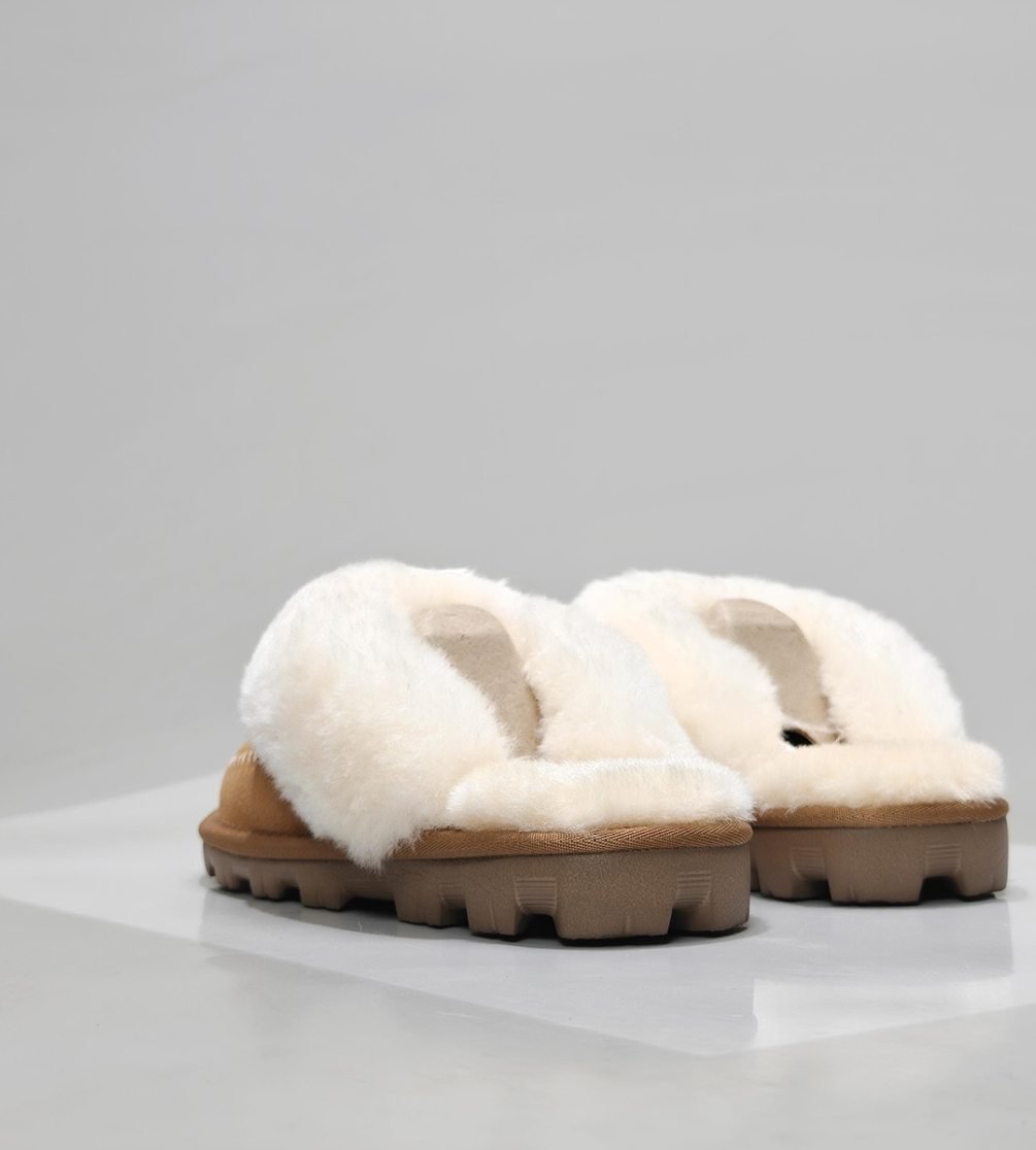UGG Sabots fourrés à col épais et coutures apparentes Camel et écru - vue 4