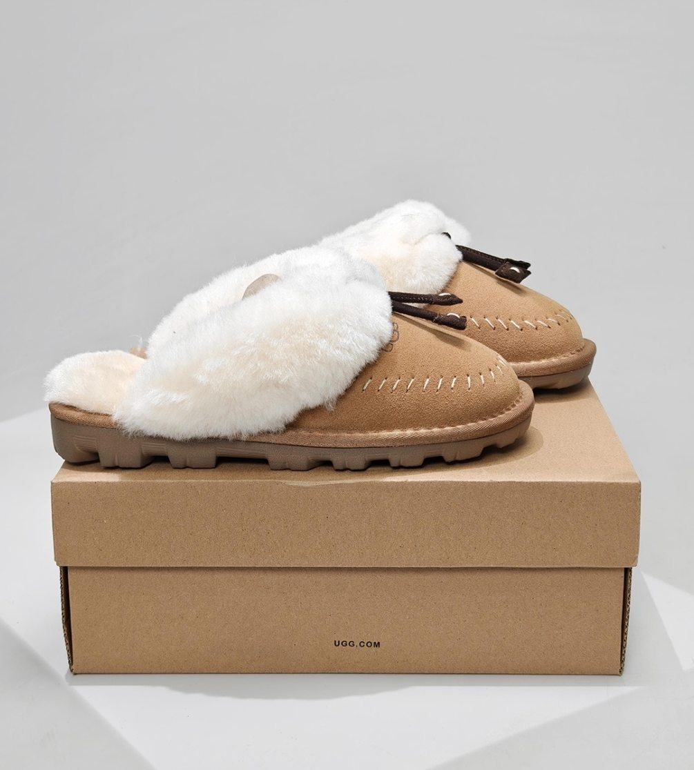 UGG Sabots fourrés à col épais et coutures apparentes Camel et écru