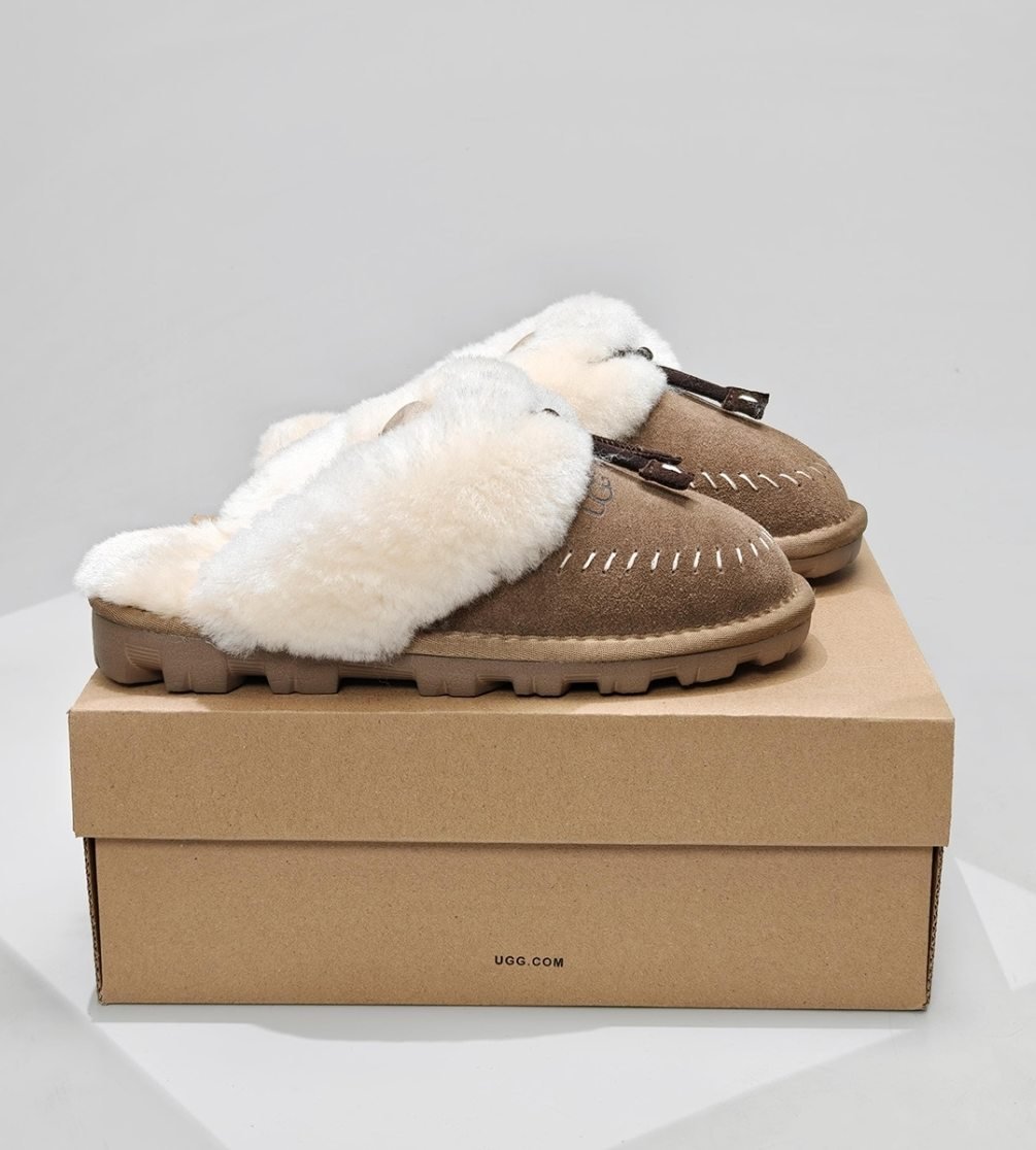UGG Sabots fourrés à col épais et coutures apparentes Marron chocolat et écru