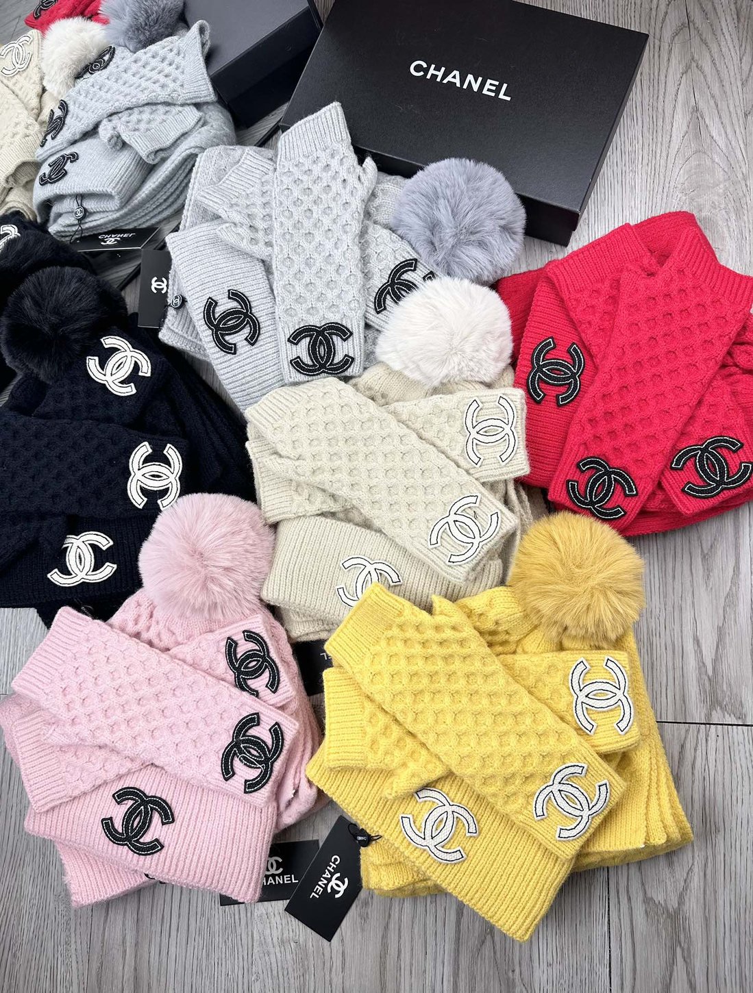 Chanel ensemble bonnet