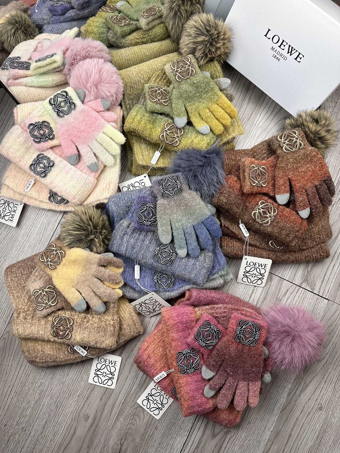 Loewe ensemble bonnet