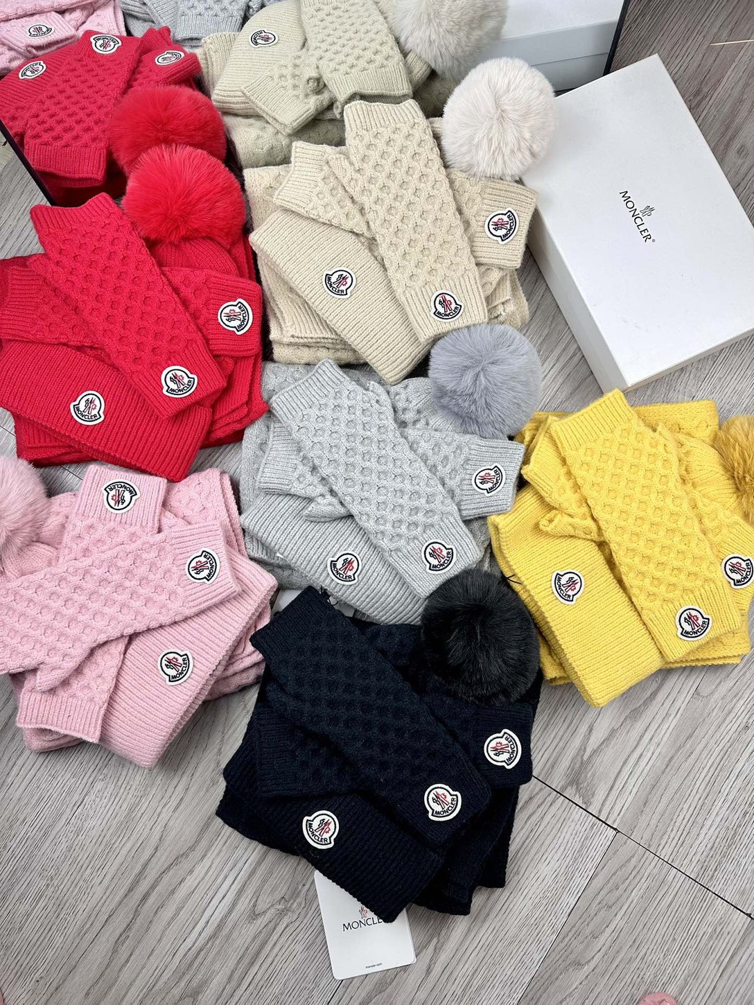Moncler ensemble bonnet