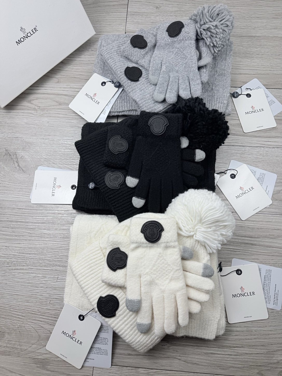 Moncler ensemble bonnet