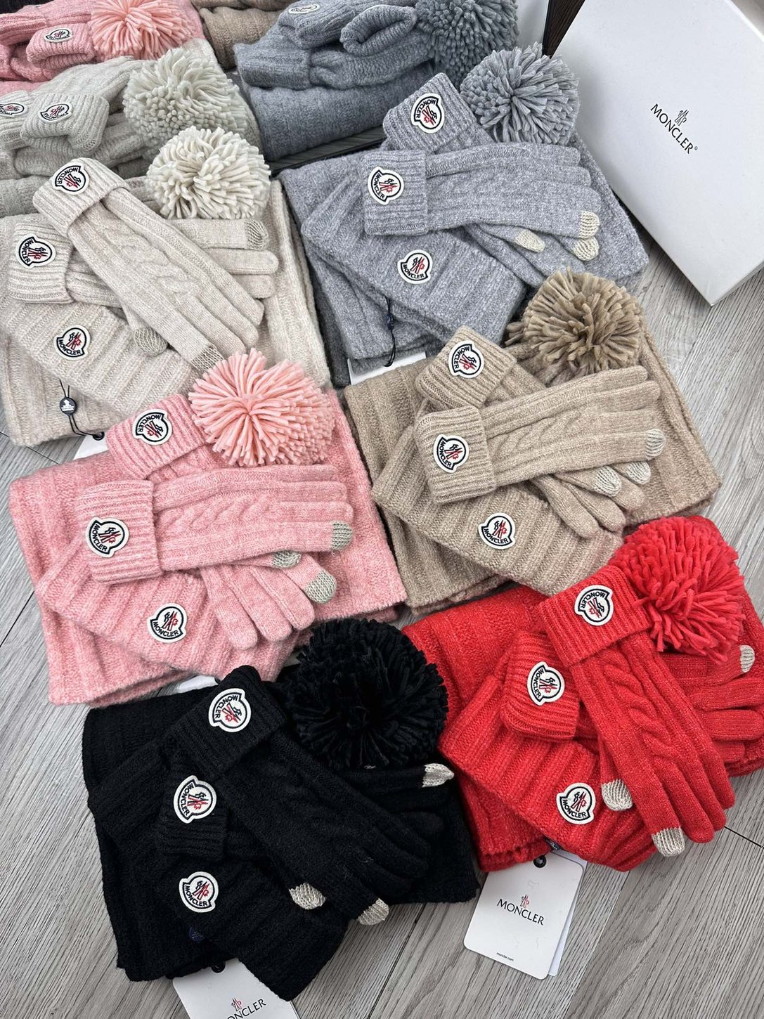 Moncler ensemble bonnet