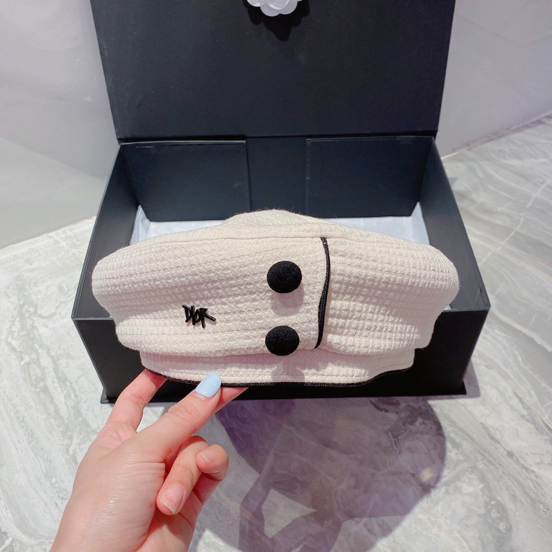 Casquette marin à boutons et broche fleur