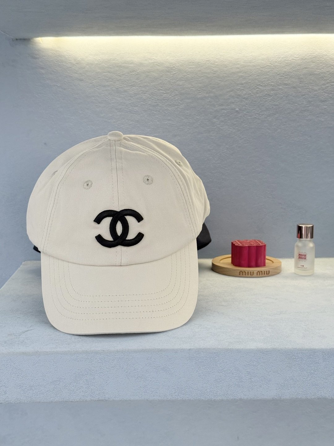 Chanel Casquette brodée CC à visière incurvée