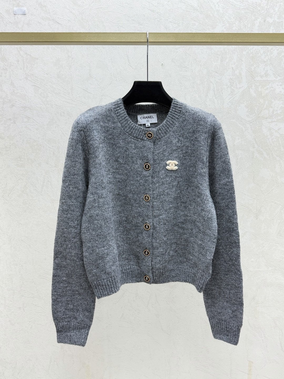 Chanel Cardigan court en maille chinée à boutons dorés