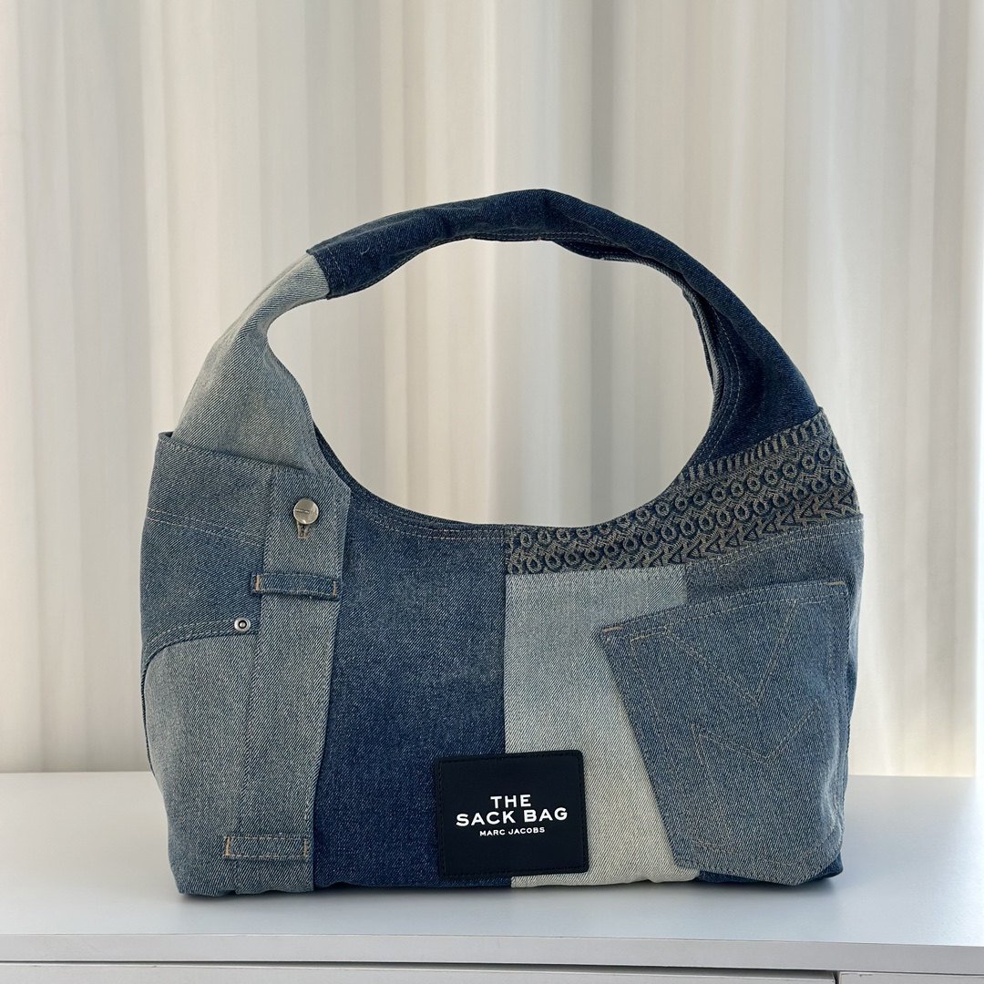 Marc Jacobs Sac hobo compact en denim patchwork