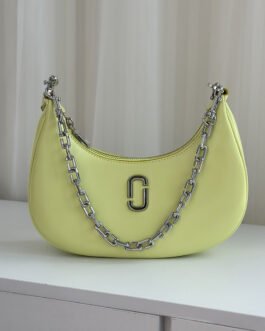 Marc Jacobs Sac hobo demi-lune à monogramme J