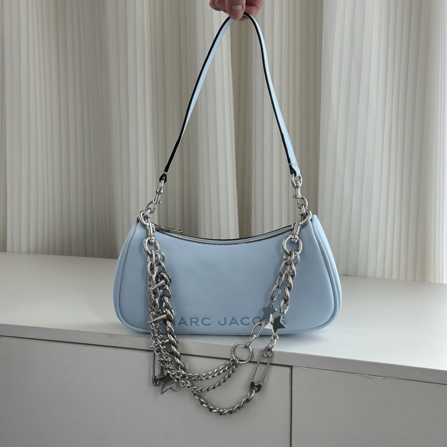 Marc Jacobs Sac baguette demi-lune à chaîne argentée