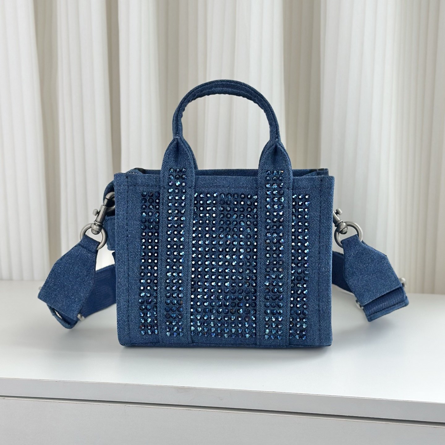 Marc Jacobs Mini The Tote Bag en denim effet strass