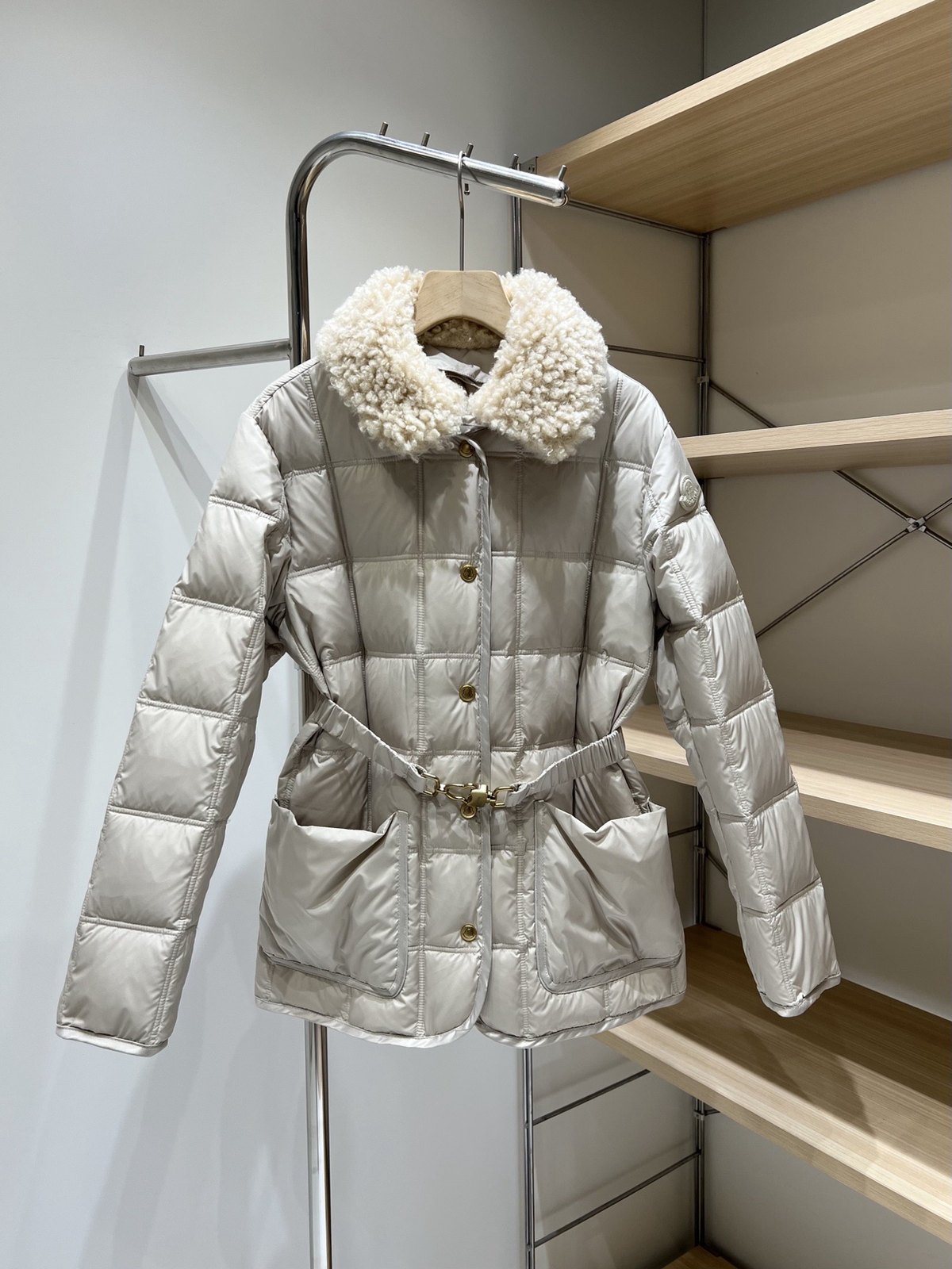 Moncler Doudoune longue ceinturée à col effet moutonné
