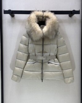 Moncler Doudoune courte à capuche bordée de fourrure