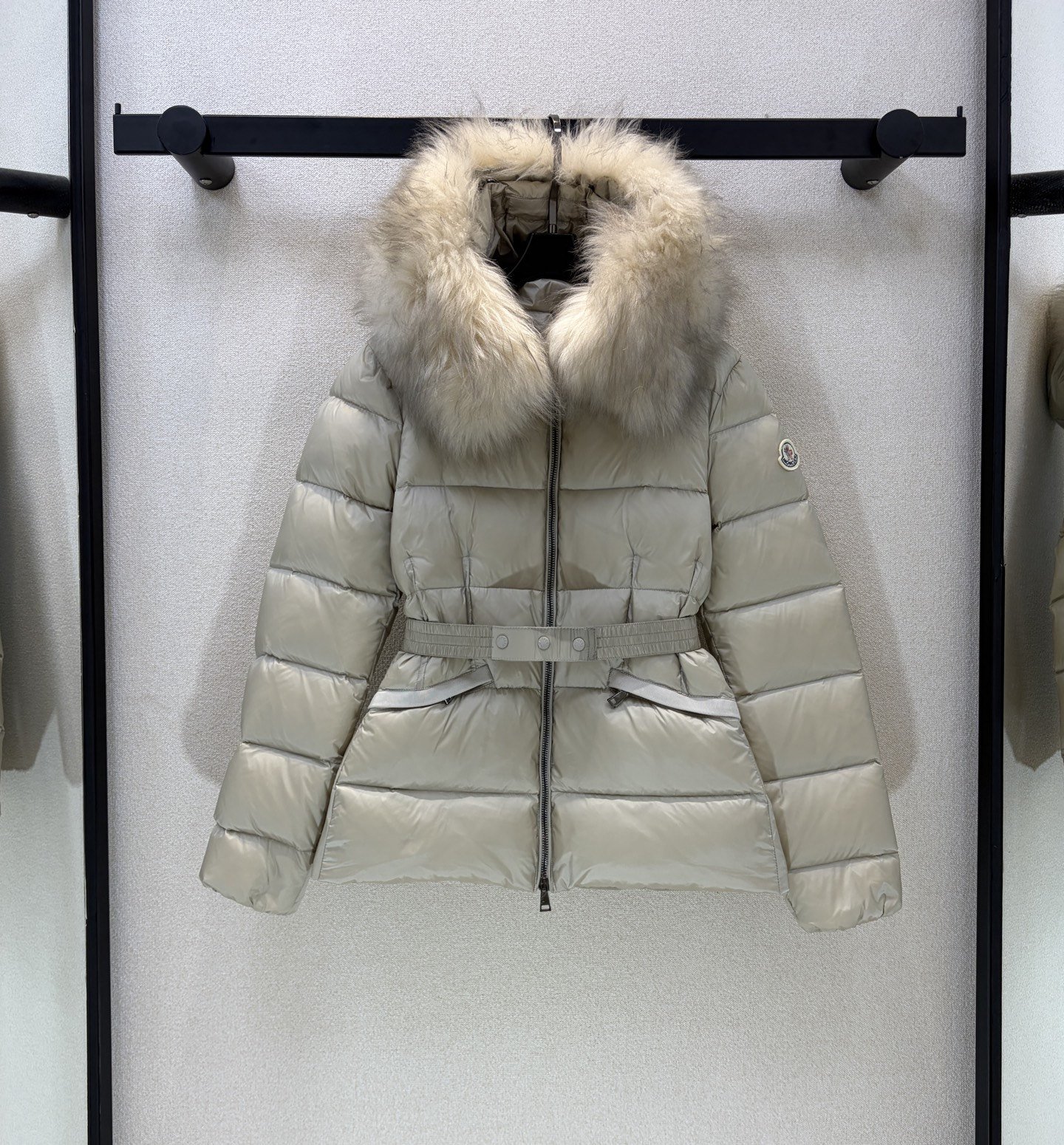 Moncler Doudoune courte à capuche bordée de fourrure