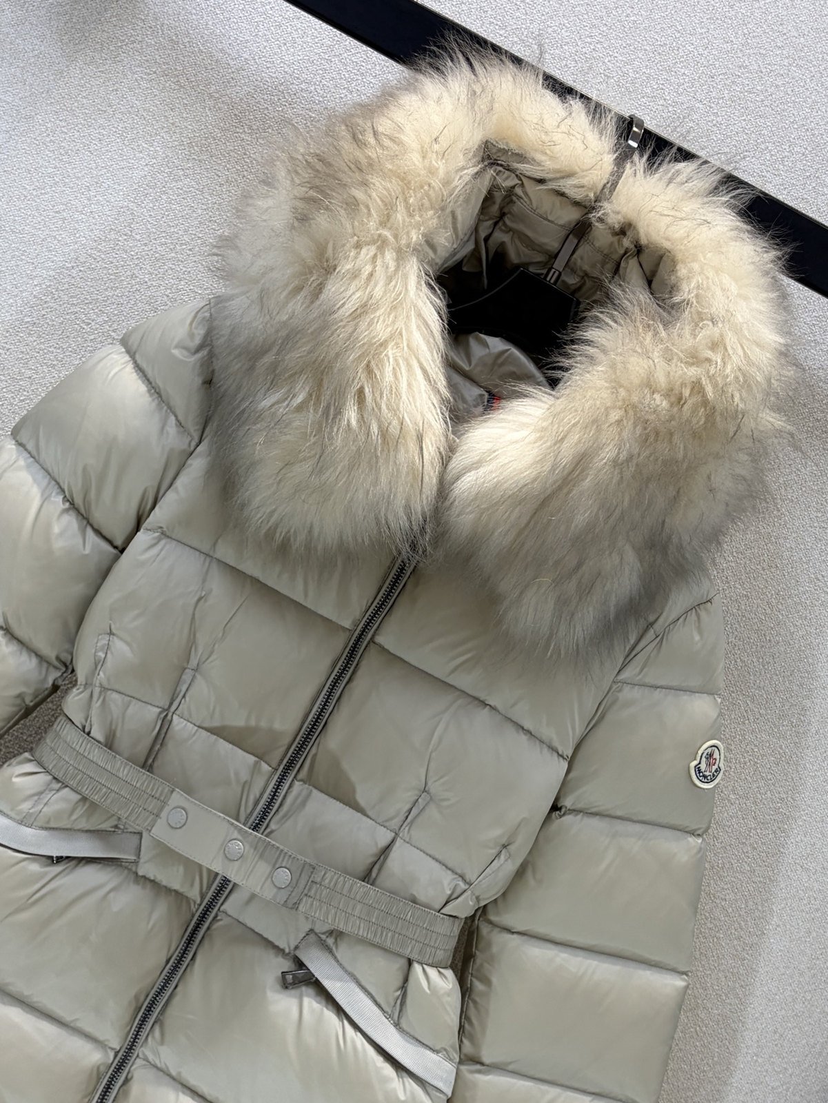Moncler Doudoune courte à capuche bordée de fourrure - vue 2