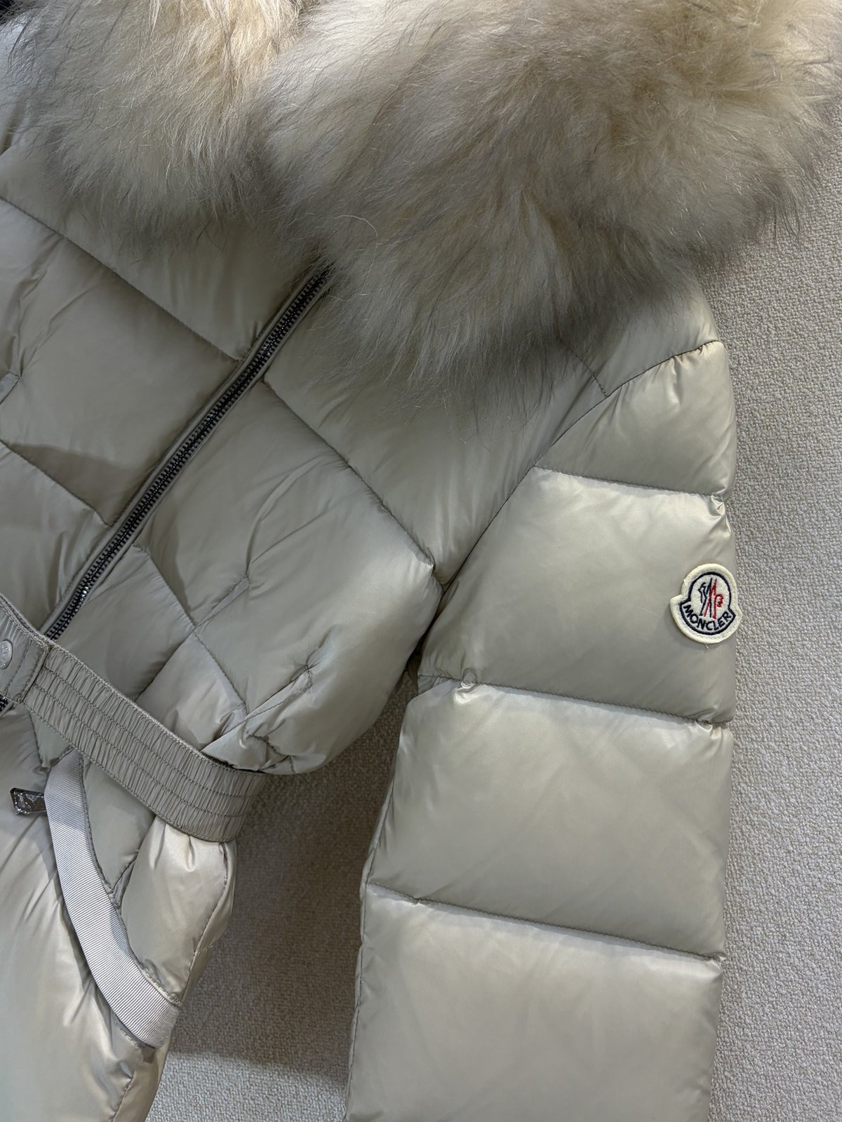 Moncler Doudoune courte à capuche bordée de fourrure - vue 4