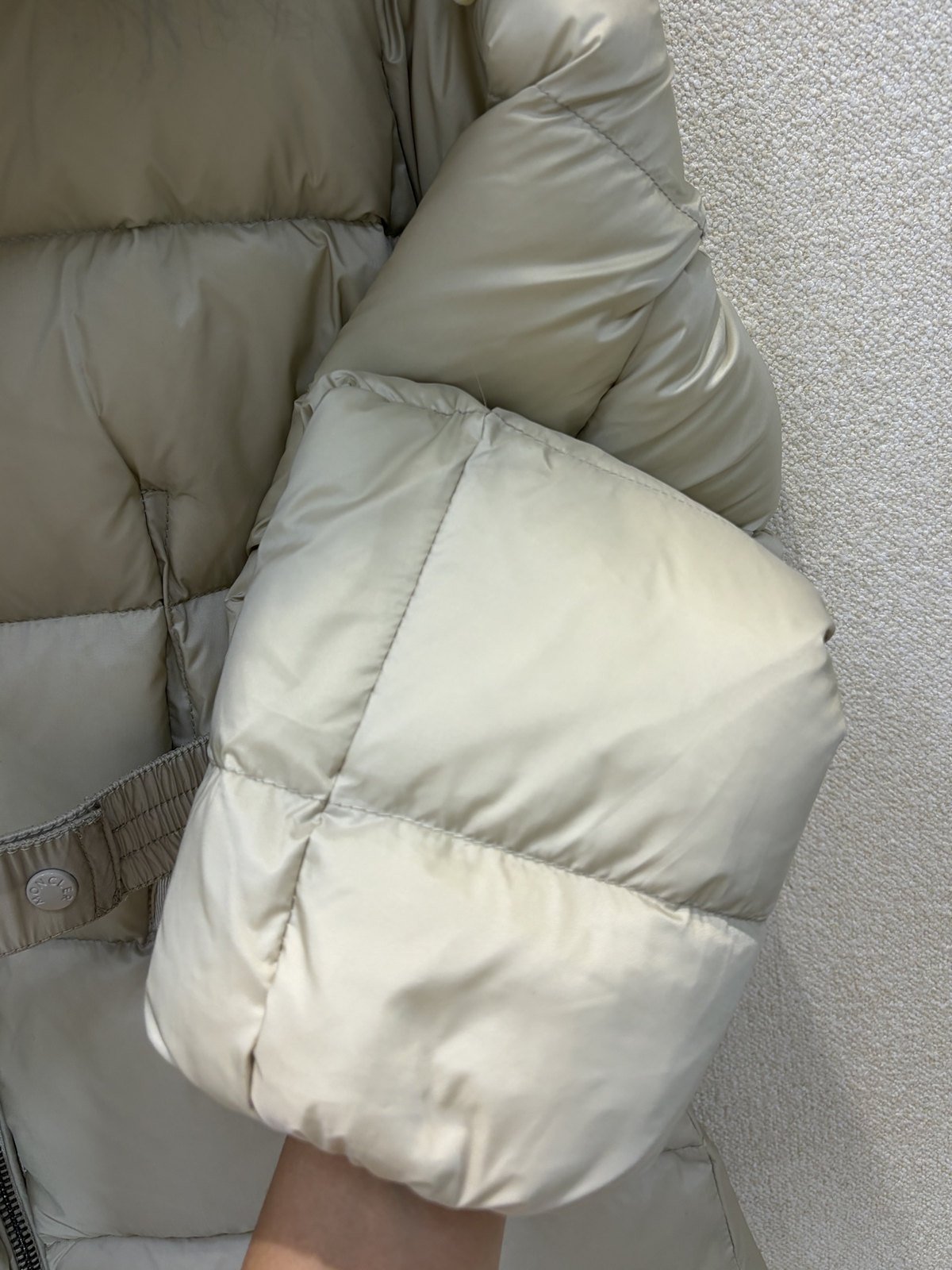 Moncler Doudoune courte à capuche bordée de fourrure - vue 5