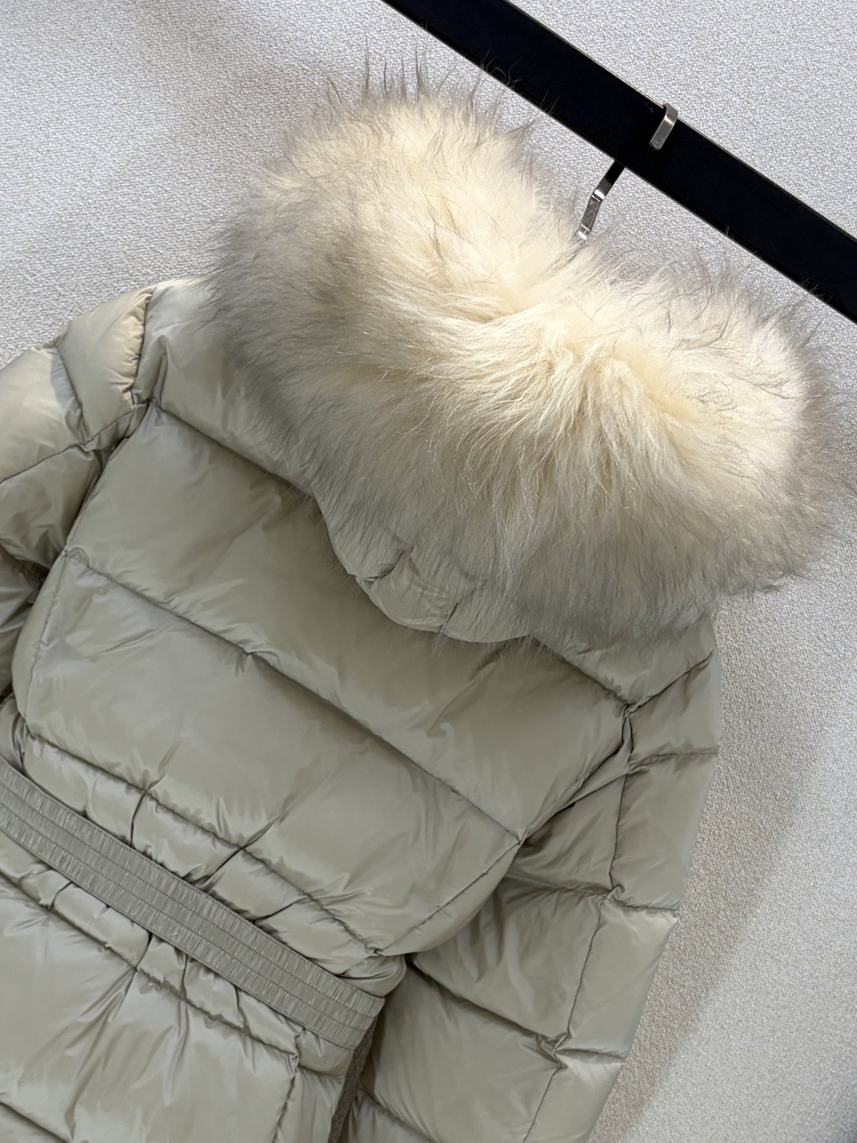 Moncler Doudoune courte à capuche bordée de fourrure - vue 6