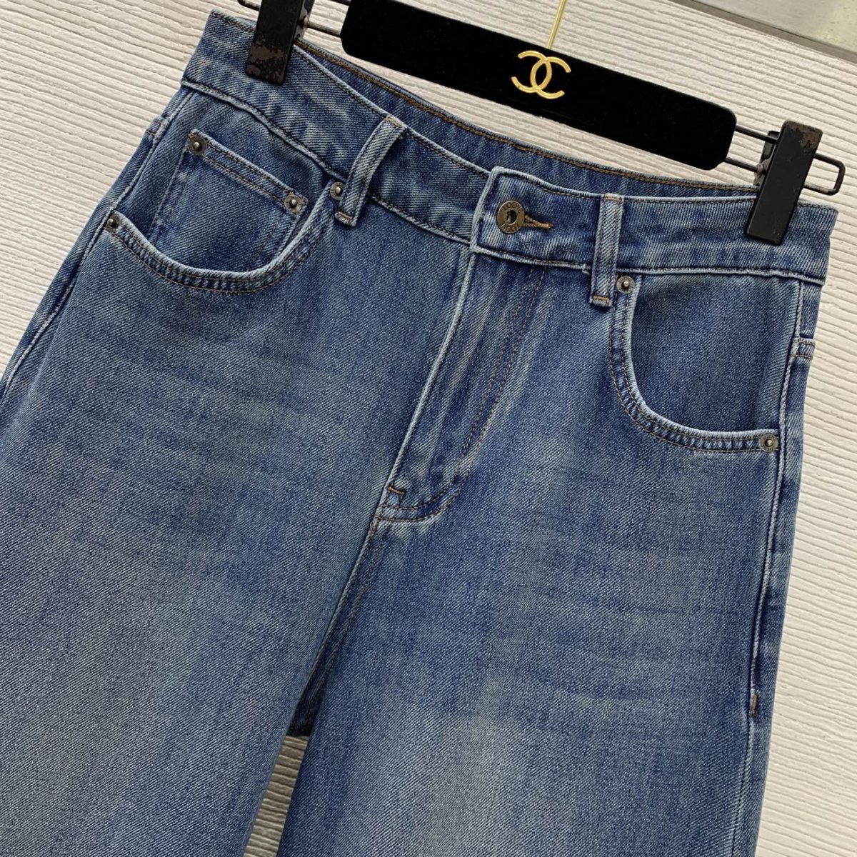 Loewe Jean large bleu à broderie anagramme au dos – Image 3