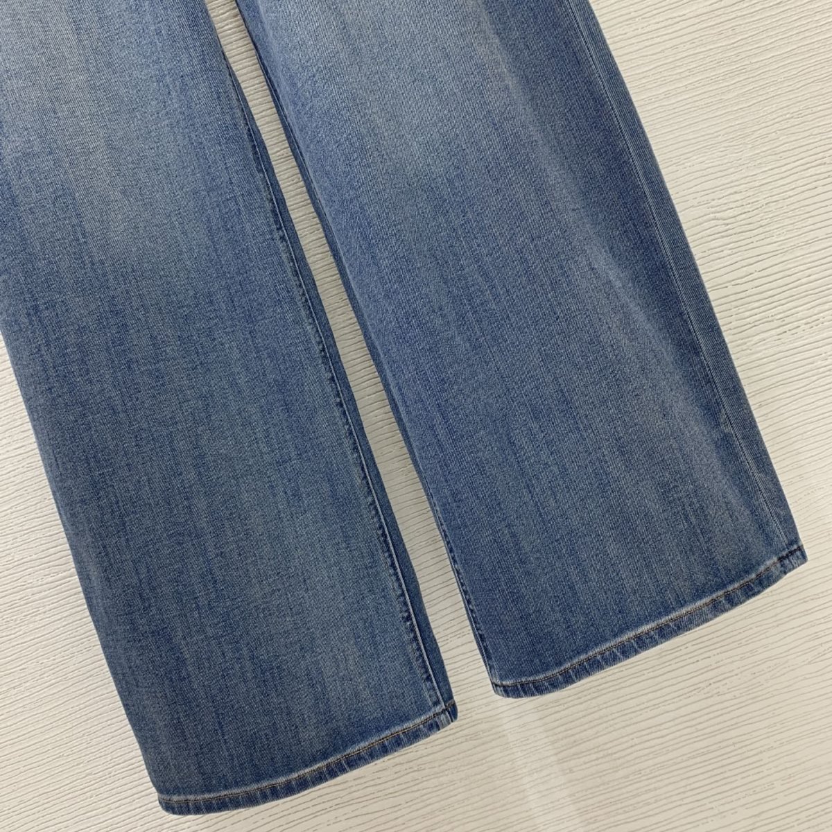 Loewe Jean large bleu à broderie anagramme au dos – Image 4