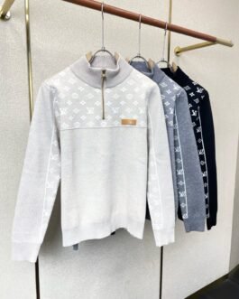 louis vuitton pull à col montant zippé et motifs monogramme